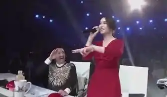 听完范冰冰n年前这段土味rap,我的表情和旁边的周立波一模一样