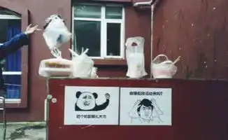 高校垃圾桶现呆萌表情包,网友都不好意思随便扔垃圾了