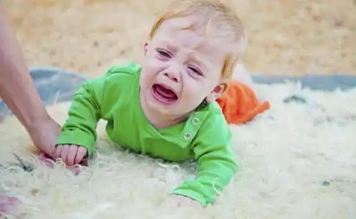 宝宝初学走路,虽跌跌撞撞却不失可爱,父母的有些担心也大可不必