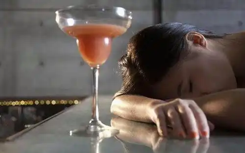 女友嫌我穷,嫁了一个有钱老板,再次联系,我笑了