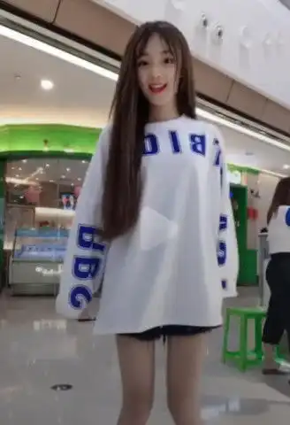 抖音美女公开玩下衣消失,后面男子的表情凉了,网友大猪蹄子