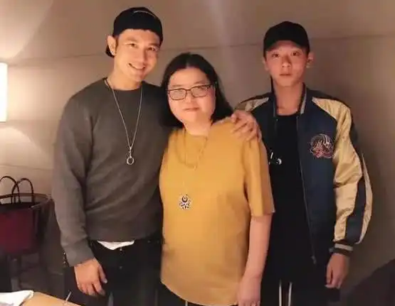 陈宝莲18岁儿子恋爱了,遗传神秘生父183身高,是校队篮球员