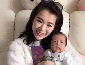 超可爱胡杏儿抱娃一脸宠溺小宝宝表情亮了