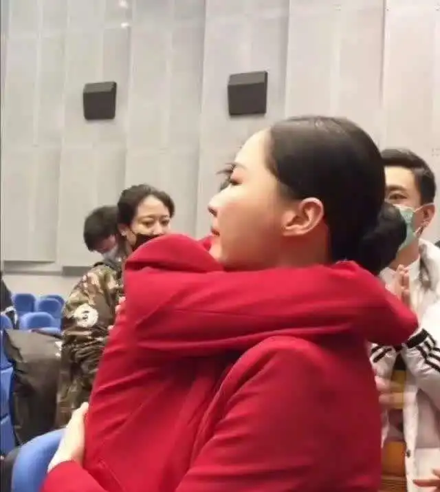 春晚宋祖儿表演完后台情绪失控痛哭,金靖忙安慰,黄晓明发红包