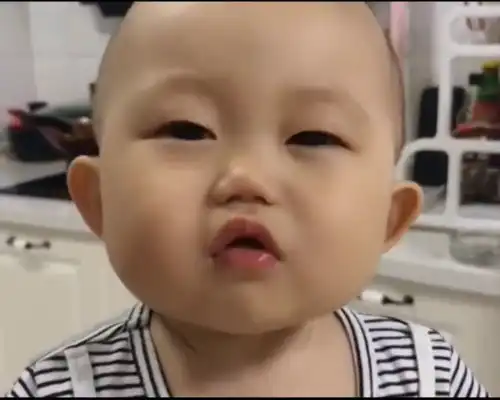河南妹子给孩子喂了什么,使孩子露出如此难受的表情