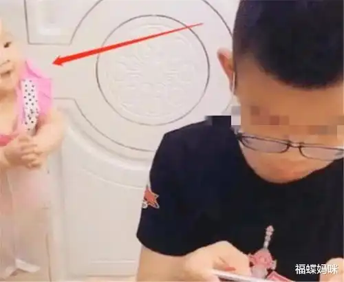 为安静打游戏把妹妹封印了,小哥哥这一招,宝妈哭笑不得
