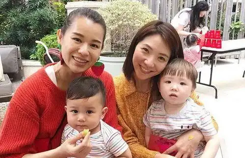 胡杏儿的宝贝儿子小小年纪有大肚腩,与爸妈一起参加聚会表情呆萌