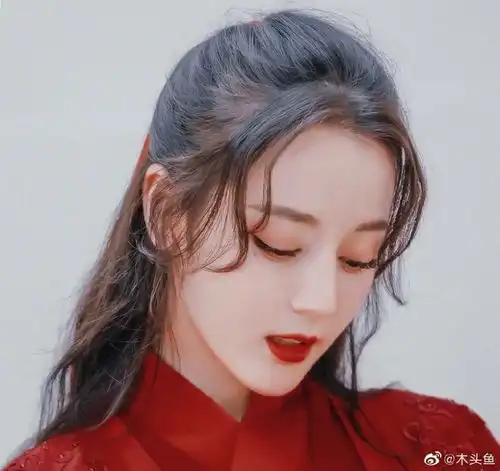 迪丽热巴安乐传红衣撑伞氛围感