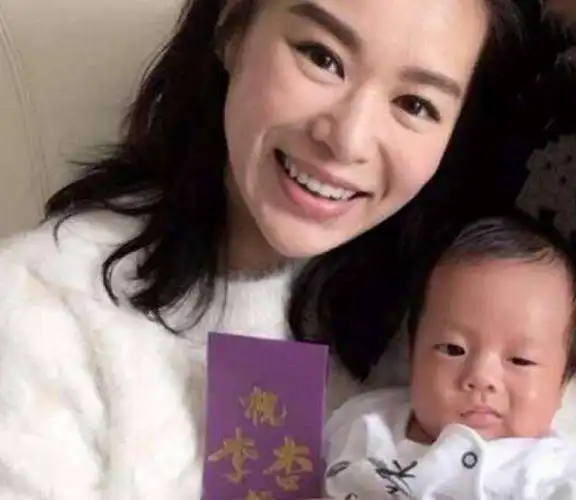 胡杏儿晒宝宝闹乌龙,小baby的表情亮了