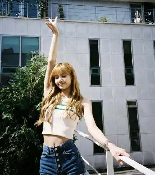 lisa登上港版vogue封面,造型尽显好身材,不愧是辣妹舞担门面