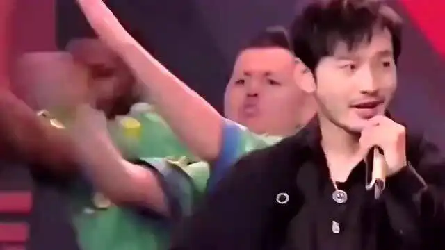 黄晓明双十一开幕典礼,用青岛话唱rap,胡子拉碴真搞笑