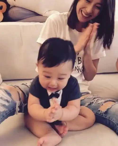 胡杏儿老公带儿子聚会,奕霆被小姐姐扶着学走路,水桶腰抢镜