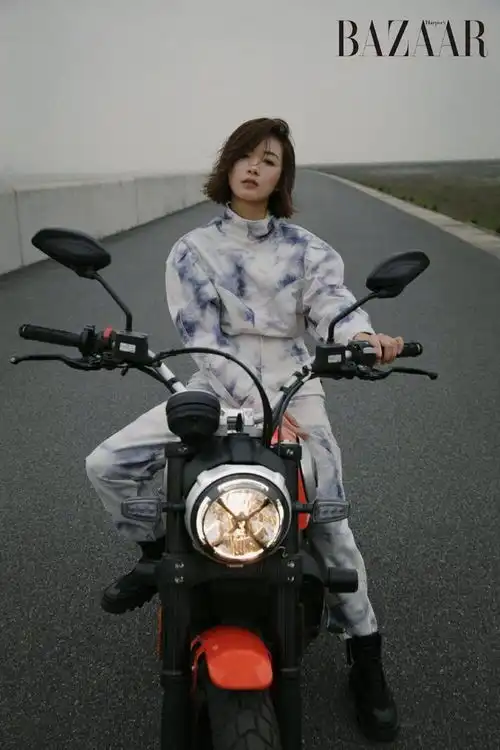 27岁万茜短发剑眉很飒美,一身扎染服开机车,演绎酷拽男友风