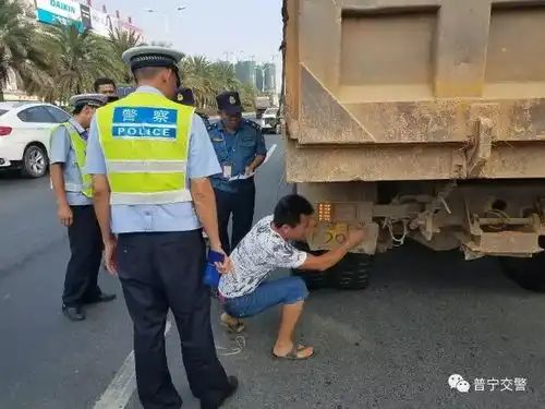 普宁交警终于对泥头车下手了全市严查泥头车超载飘洒
