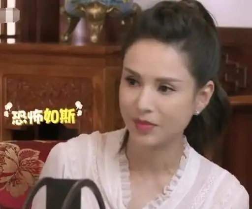 不就是一碗豆汁儿,至于把脸喝成雕塑吗李若彤的表情更有意思
