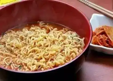 孩子睡前,最好不要吃这些食物