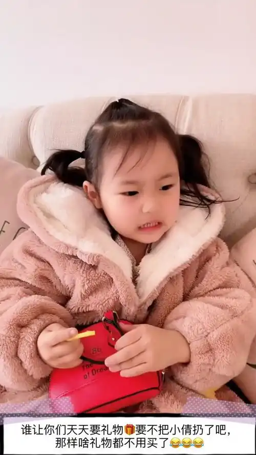 看看煕宝后面的表情,说不给买立马不笑难过了,想想笑着说不买也行