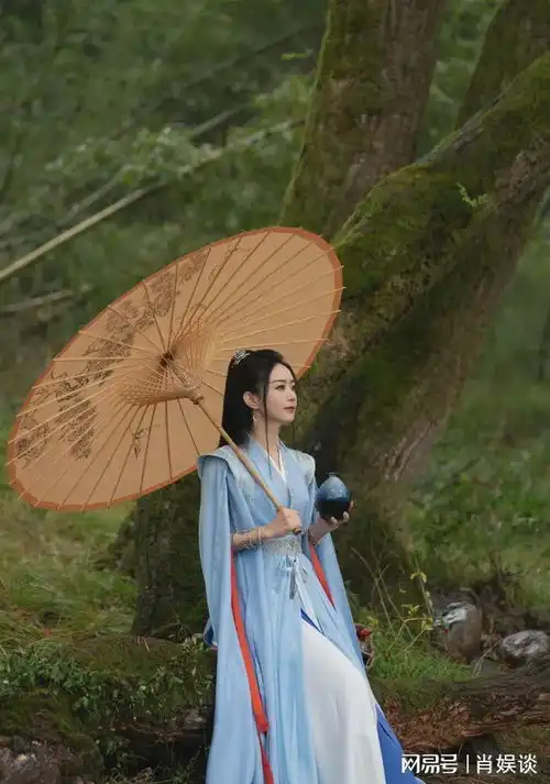 15位古装美人撑伞,刘诗诗赵丽颖清冷,唐嫣杨紫灵动,最美的是她