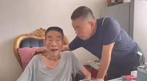 90岁杨少华近况堪忧瘦骨嶙峋手臂似枯枝,说话吐词不清表情呆滞