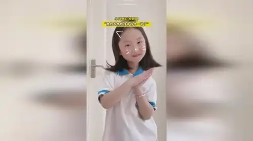 小女孩在家跳舞,她的表情管理够我学一辈子