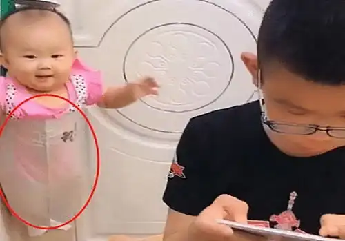 坑娃舅舅火了,臭脚将娃熏变脸,网友正月就去剪发