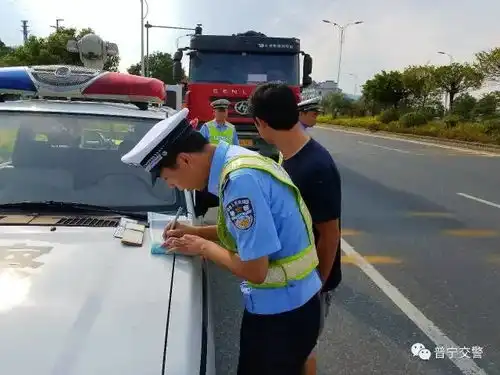 普宁交警终于对泥头车下手了全市严查泥头车超载飘洒