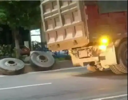 吓傻信宜泥头车在行驶中轮胎突然脱落甩掉路边,怎么回事