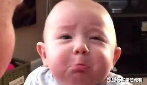 宝宝被陌生人抱起来看见不是妈妈,脸上流露出各种委屈表情太可爱