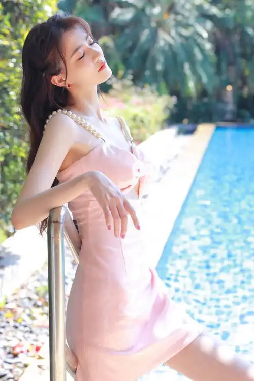 倒三角胃镂空,空竹腰,徐璐的辣妹风不是空穴来风