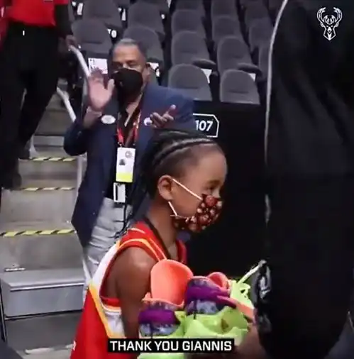 有爱字母哥复出战送小球迷原味球鞋小孩说谢谢开心比剪刀手