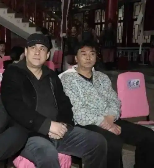 张飞李靖飞不知陆树铭去世,瘦骨嶙峋卧床不起,每天要看三国