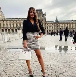 美艳梅西娇妻晒美照颜值获盛赞c罗女友亲自点赞