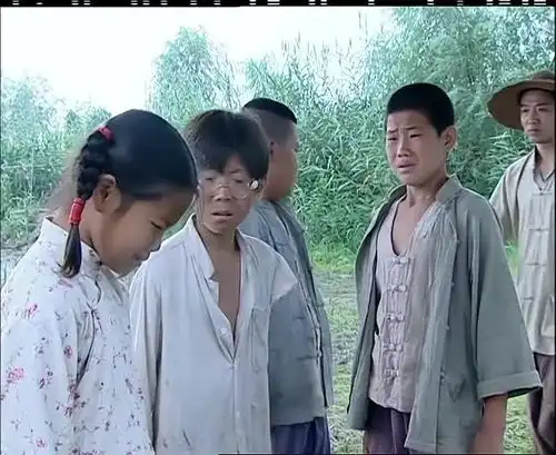英子爷奶被假特派员杀死,嘎子想起自己的奶奶,脸上的表情让人感动