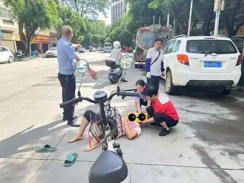 巡逻途中遇事故,梧州公安交警紧急救助