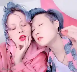 组图小龙女吴卓林晒照秀恩爱与女友甜蜜依偎表情冷酷