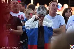 东道主一下输了3球,场下球迷个个都是表情包,小女孩两眼噙泪