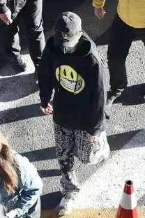 组图蔡徐坤头顶墨镜时髦到不行表情包卫衣配碎花裤帅气吸睛