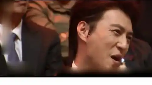 张国立台上调侃半个影视圈,看靳东的这表情