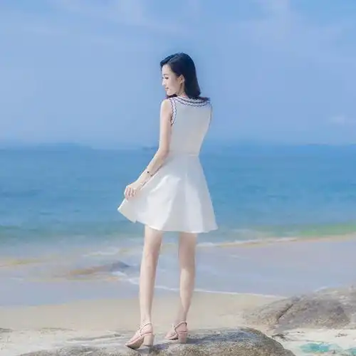 女人都应该拥有一条白色连衣裙,圣洁如莲般绽放
