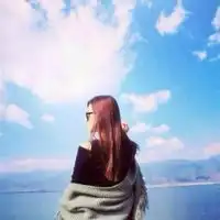 女生仰望天空的头像