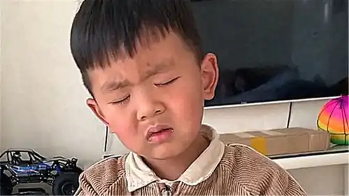 孩子莫非是在梦里写作业这紧皱眉头的表情,没有倒下是最后的坚持了
