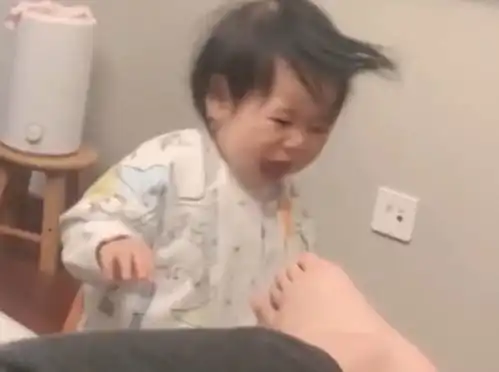 人类幼崽的迷惑行为河南萌娃先后两次闻爸爸的脚,随后表情绝了