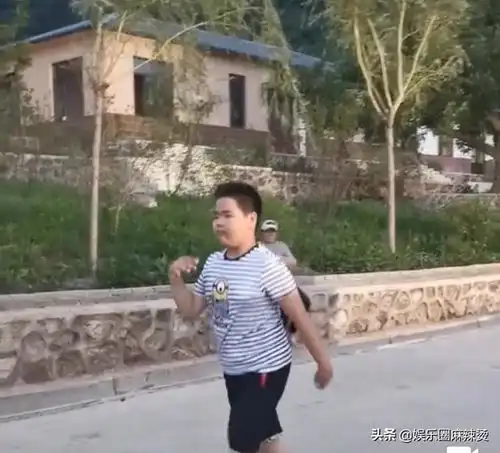 15岁谢腾飞近照曝光,独自一人在广场跳舞,表情丰富憨厚可爱