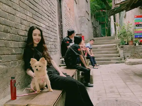摩羯女善于交际,异性缘很好,恋爱后应该怎么处理和异性朋友的关系