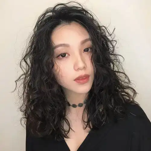 发型欣赏洋气小卷发型