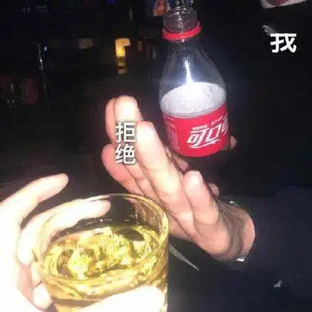 深夜,桂平街一男子欲持刀伤人特警出手将其制服