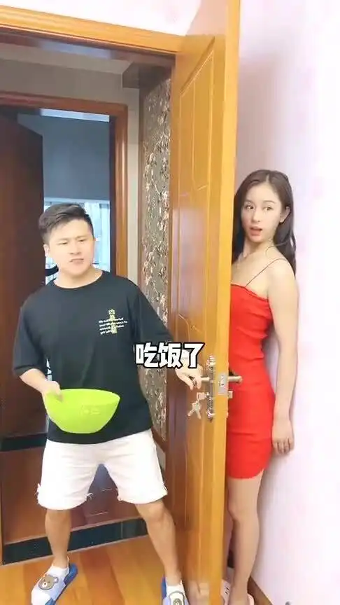 让你躲门后面,终于有机会报仇了