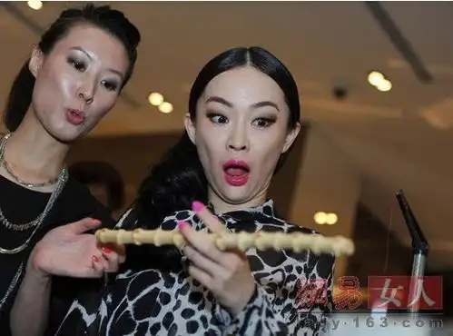 抓拍明星雷人恐怖表情形象尽毁