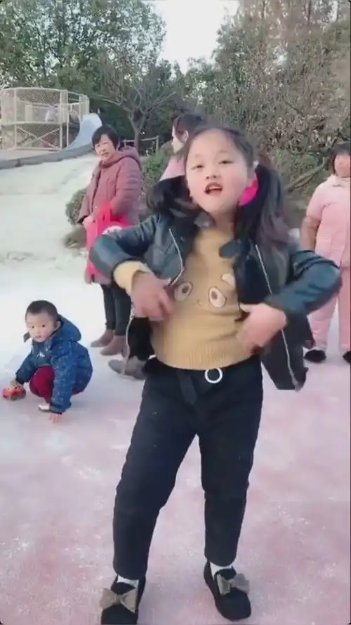 表情丰富的姑娘,跳舞真好看