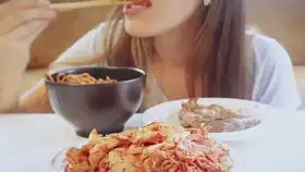 韩国能吃小姐姐一大碗辣辣的泡面加泡菜加上一点点蛋炒饭